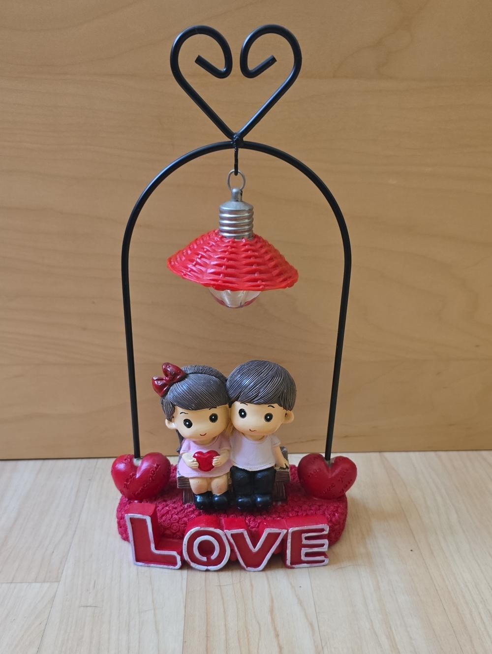 Cute Red 'Love' Couple Figurine Sitting Under A Lamp 5"×10"